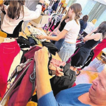Kleidertausch am 8. Mai - Konfirmandinnen organisieren den Kleidertausch-Anlass.    Bild: zg