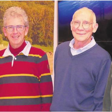 Weitermachen – egal, was passiert - Die drei Organisatoren der IG Offenes Pfarreihuus und ihr Gast (von links:) Markus Schmid, Hans-Peter Stierli, Referent Gabriel Oser und Bea Geissmann. Bild: Stefan Treier
