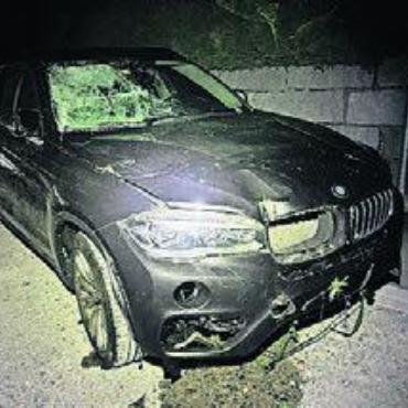 In ein Maisfeld gefahren - Am Auto entstand grosser Sachschaden. Bild: pz