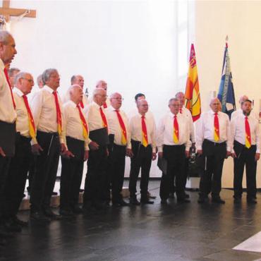 Mit Singen und Lachen durch die Welt - Der Männerchor in der Kirche Rudolfstetten. Bild: vb