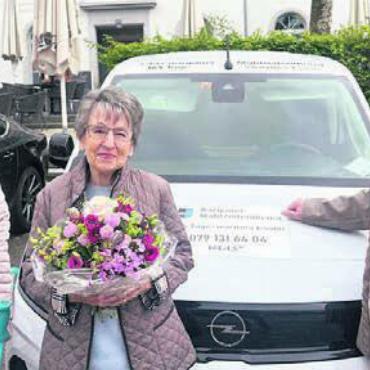 Einfach eine gute Sache - Rosmarie Jufer, Tilly Bechter und Präsident Heinz Widmer vor dem neuen Auto. Bild: spr