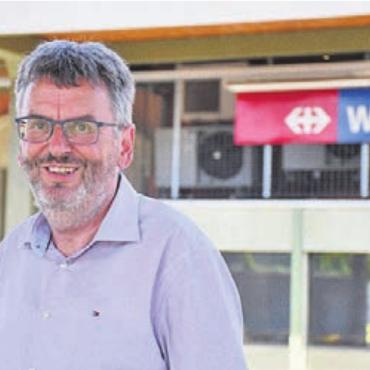Er machte die Schweiz zum Vorbild - Peter Füglistaler am Bahnhof Wohlen: Für den Bahn-Fan ging es stets empor bis zum obersten Bahnaufseher. Nun geht er in Pension.