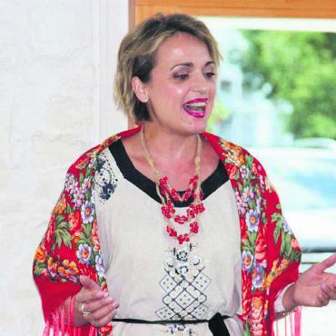 Sprachbarrieren überwinden - Jubiläumsakt: Anna Pantia singt Volkslieder aus ihrer Heimat. Bilder: Monica Rast