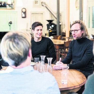 Die Schweiz hört sich zu - Im Erzählcafé findet man Zeit und Raum zum Erzählen und Zuhören, erlebte Geschichten wachen auf und Erinnerungen werden geweckt. Bild: zg