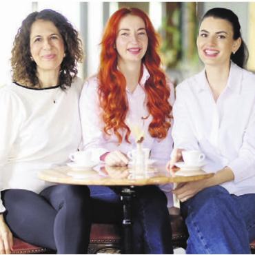 Genuss und Unternehmergeist - Die drei Veranstalterinnen des Pop-up-Cafés (v. l): Zuhal Kaya, Jelena Popovic und Mejreme Jashari. Bild: zg