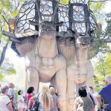 Viel Hintergrundwissen - Zu den Angeboten im Oktober gehört auch ein Besuch des Bruno-Weber-Parks oberhalb von Dietikon. Bild: Archiv