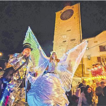 Bremgarten verzaubert - Zum 30. Jubiläum des Christchindli-Märts war auch das Christchindli unterwegs. Es überraschte die Märt-Besucher da und dort. Bilder: Sabrina Salm / Roger Wetli / Andy Müller / zg
