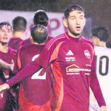 Es ist vorbei - Almir Pnishi und der FC Bremgarten steigen definitiv ab. Bild: Archiv