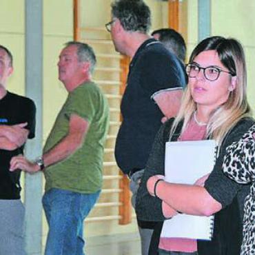 Gespickt mit Magie - Begutachtung des Bühnenbilds: Regisseurin Denise Dünki Ruesch (rechts) berät sich mit Cheyenne Rogger. Und auch die Bau-Crew im Hintergrund bespricht die Kulisse.