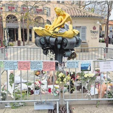 Nichts mit Ruhe in Saint-Tropez - Jeden Tag wurden es mehr Blumen und Spruchbänder an der Statue Bardots im Zentrum von Saint-Tropez. Bilder: zg