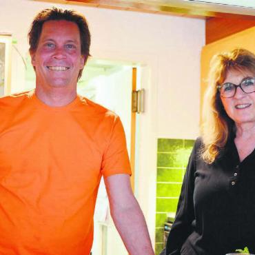 Nie die Freude verloren - Sie bildeten zwei Jahrzehnte lang ein gutes Team. Noch bis Ende September sind Marcel Huber und Lydia Mai Gastgeber im «Litzi». Bild: Annemarie Keusch