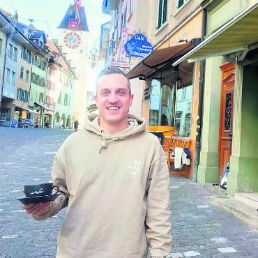 «Diese Chance wollte ich packen» - Manuel Staubli neben seinem künftigen Gelateria-Café. Das «Wave» kommt in die Marktgasse. Bild: Marco Huwyler