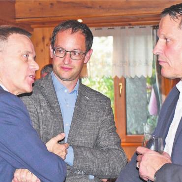 «Wie ein gutes Arbeitszeugnis» - Regierungsrat Jean-Pierre Gallati (links) durfte einen schönen Wahlerfolg feiern: Hier im Gespräch mit den beiden bestgewählten SVP-Grossräten Christoph Hagenbach (Mitte) und Roland Vogt (rechts). Bild: Daniel Marti