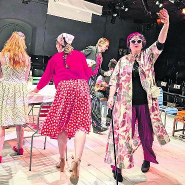Zeiten des Umbruchs zeigen - Unterhaltsam, tiefgründig und zuweilen auch etwas schrill: Das Kellertheater präsentiert «Vater und Söhne». Bild: Marco Huwyler
