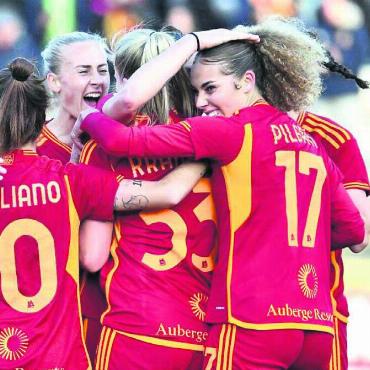Ein goldener Assist - Alayah Pilgrim (rechts) bejubelt das entscheidende Tor zum 3:0. Bild: Giulio Tiberi
