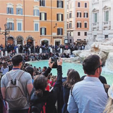 «Zeigen Sie Ihren Sommer» - Bild: spr Ein Touristen-Hotspot: der Trevibrunnen in Rom.