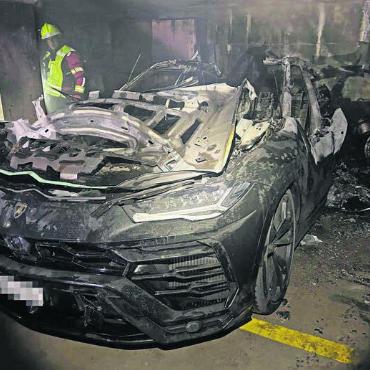 Lamborghini brannte - Am Lamborghini entstand Totalschaden. Aber auch 75 weitere Fahrzeuge wurden beschädigt. Bild: pz