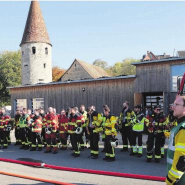 Brand in der Kunststofffabrik - Nach dem Einsatz folgt gleich das Resümee: Die Bremgarter Feuerwehrleute besprechen die eben absolvierte Hauptübung. Bild: Vincenz Brunner