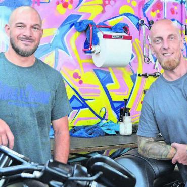 Ganz ohne Plan B - Sie möchten nichts anderes tun, als in ihrer Werkstatt zu arbeiten: Kevin Breitschmid (links) und Marc Suwald. Bild: Roger Wetli