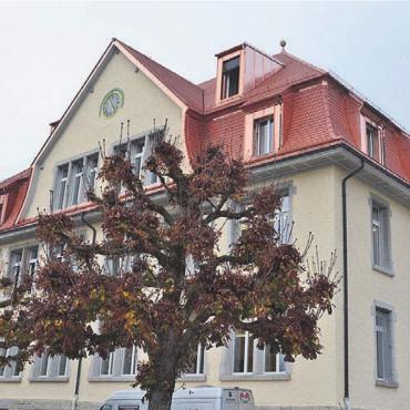 Nicht alltägliche Arbeit - Das spezielle Dach des Hübels erstrahlt in neuem Glanz – wobei die glänzende Erscheinung wohl nur vorübergehend wirkt. Bild: chh