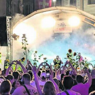 Perlen und Diamanten - Das FIDM verwandelt die Bremgarter Marktgasse jeweils zwei Tage lang in ein Festival, das bei Künstlern und Besuchern gleichermassen Anklang findet. Bild: huy/Archiv