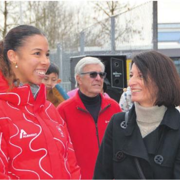 «Eine von uns» - Melanie Hasler wird in Berikon von Freunden, Familie und Fans gefeiert. Gemeindeammann Petra Oggenfuss fand passende Worte für die Olympionikin. Bild: Sabrina Salm