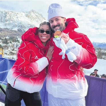 Medaille, Hawaii und offene Fragen - Melanie Hasler und ihr Freund Michael Vogt am letzten Olympia-Tag in Cortina. Stolz zeigt er seine Bronzemedaille. Er ist das erste Edelmetall für ein Schweizer Bob-Team seit 12 Jahren. Bild: zg