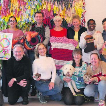 Die Welt trifft sich in Zufikon - «Unikate und TeamKunst» heisst die Ausstellung, die das Alli-mitenand-Team zusammen mit Deutschkursbesuchern auf die Beine gestellt hat. Neben der bunten kosmopolitischen Textilart (im Hintergrund) werden weitere Kunstwerke präsentiert. Bild: Sabrina Salm