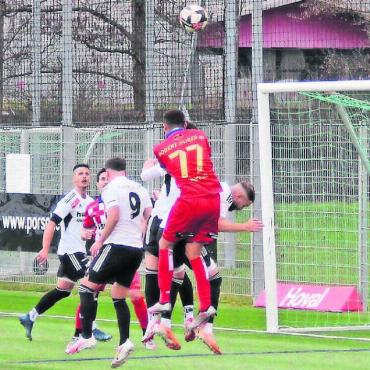 «Spieler erschrecken im Strafraum» - Sinnbildlich für die Lufthoheit des Heimteams. Es sind mehr Murianer als Rotkreuzer im Strafraum. Und dennoch gewinnt Ex-Muri-Topskorer Mateus Rodrigues Nunes (Nummer 77) das Kopfballduell. Er erzielt das wegweisende 1:0. Bild: pf