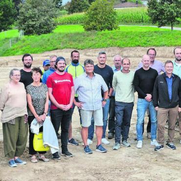 Start für ein weiteres Highlight - Das lange Warten hatte mit dem offiziellen Spatenstich für die neue Pumptrack-Anlage ein Ende: sehr zur Freude der Vertreter verschiedener Gremien. Bild: Sabrina Salm