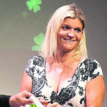 Viele Glücksgefühle vermittelt - Gemeinderätin Denise Strasser spielte beim abschliessenden Lotto Glücksfee.