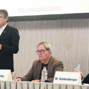 Damit es genug Platz für alle hat - Ueli Lütolf orientierte über die Ergebnisse der Schulraumplanung. Unterstützung erhält die Gemeinde von Ruedi Stauffer (Metron) und Markus Goldenberger (Suisseplan).