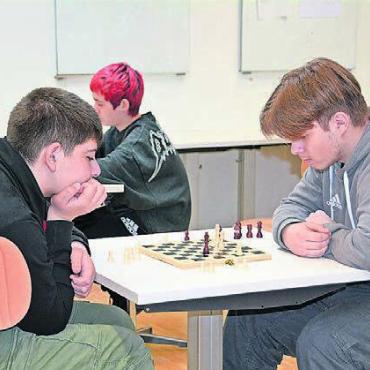 Schule mit Feuer - Schachspielen lernen konnten die Schüler in der Projektwoche ebenfalls.