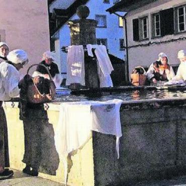 Die Kraft des Miteinanders - Die Waschweiber am Brunnen haben nicht nur viel zu waschen, sondern auch viel zu besprechen.