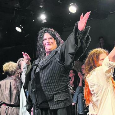 Schottische Röcke dominieren - Das Team vom Kellertheater Bremgarten bedankt sich für den lang anhaltenden, überaus verdienten Applaus des Publikums. Bild: Walter Minder
