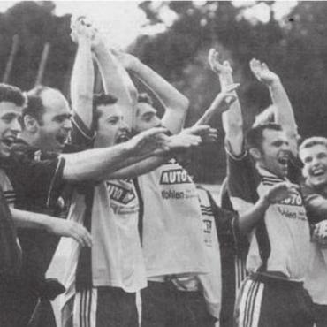 Glück, Leid und Widerstand - Nach dem 2:1-Sieg in Dürrenast jubeln die Spieler des FC Wohlen, der Aufstieg ist geschafft. Bild: Archiv
