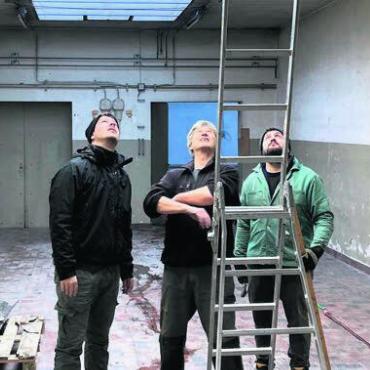 Bauexperte als Verstärkung - Inspektion der Räume inklusive Dachkonstruktion (v.l.): Manuel Rimann, Stefan Hegi und Maurus Keusch.