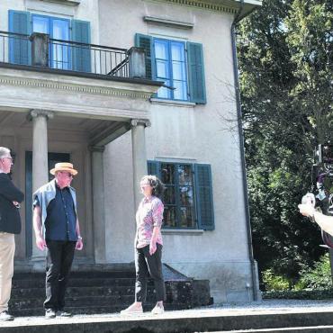 Erfolgsstory in der Blütezeit Spaniens - Aufnahmen beim Schweizer Strohmuseum (v. l.): Andreas Dubler (Enkel von Cäsar Dubler), Lokalhistoriker Daniel Güntert, Filmemacherin Helena Dali und Kameramann Andreas Pfiffner. Bilder: Daniel Marti