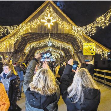«Einfach nur schön» - Diese beiden Damen hatten dieselbe Fotoidee. Sie waren am Christchindli-Märt nicht die einzigen. Ein Besuch im weihnachtlichen Bremgarten will schliesslich verewigt sein. Bilder: Marco Huwyler
