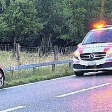 Mit Stützmauer kollidiert - Das Auto blieb im Grünstreifen stecken. Bild: pz