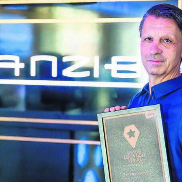 «Eine doppelte Ehre» - Zanzibar-Chef Adriano Iannone mit dem «Swiss Location Award». 
Bild: zg