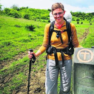 Füsse tun längst nicht mehr weh - Einer der vielen Meilensteine. Gesa von Hirschheydt 
posiert beim Wegstein, der die Hälfte der Via Transilvanica anzeigt. Mittlerweile hat sie die Tausend-Kilometer-Marke längst 
passiert.
Bilder: zg