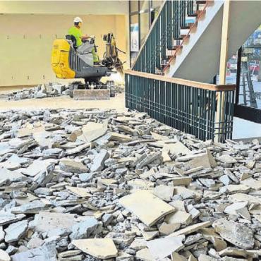 Neues Leben in alten Mauern - Mit dem Bagger durchs Foyer: Der Einsatz hat sich gelohnt.