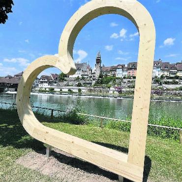 Bremgarter Liebe wählen - Sitzgelegenheit, Fotosujet und Kunstwerk in einem: Das Leuefäscht-Holzherz vor der Bremgarter Skyline war ein voller Erfolg. Bild: zg