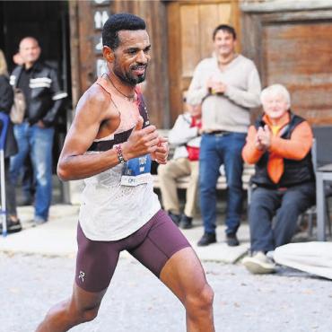 Hochstehender Laufevent - Tadesse Abraham ist die grosse Attraktion am Hallwilerseelauf. Mit seinem Abschied geht eine Ära zu Ende. Bild: Alexander Wagner
