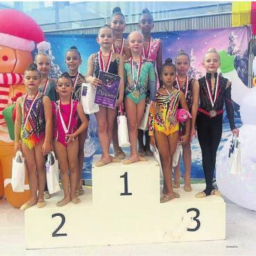 Eleganz auf dem Mutschellen - Total wurden am Adventscup 150 Medaillen in 43 Kategorien vergeben. Davon haben die Mädchen von RG Mutschellen 35 (8 Gold, 17 Silber, 10 Bronze) gewonnen.