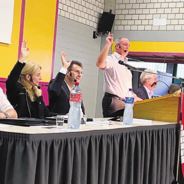 Dem Stimmvolk eine Option geben - Alle Traktanden wurden genehmigt. Der Eggenwiler Gemeinderat (v. l.) Roland Belser, Esther Werthmüller, André Heinrich, Gemeindeammann Roger Hausherr, Gemeindeschreiber Walter Bürgi, Vanessa Villars (Leiterin Finanzen) und Pascal Vogel. Bild: Sabrina Salm