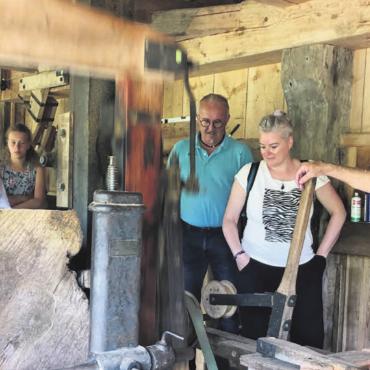 Ausgeklügelte Technik - Martin Köchli (rechts) zeigt den interessierten Gästen, wie die historische Technik der Wyssenbacher Sagi nach wie vor funktioniert. Bild: Thomas Stöckli