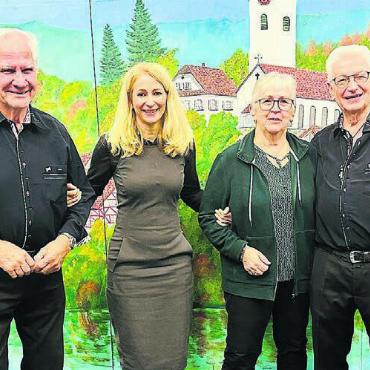 Gemeinschaft genossen - Gemeinderätin Esther Werthmüller (2. v. l.) bedankte sich im Namen der Gemeindebehörde bei Guido Fischer (links) und dem Ehepaar Rosmarie und Fredy Tellenbach. Bild: zg