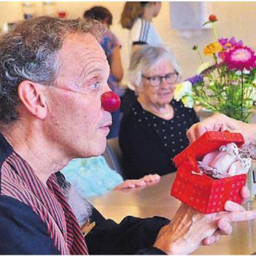 Mit Musik und Jugenderinnerungen - «Machen Sie den Deckel selbst auf», sagt Marcel Briand in seiner Rolle als Clown.